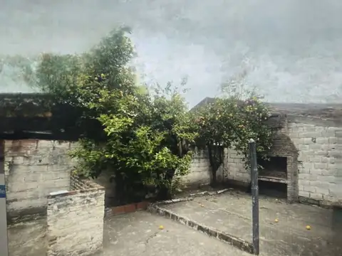 VENTA PH 3 AM. A REFACCIONAR  al fondo -CASEROS CENTRO