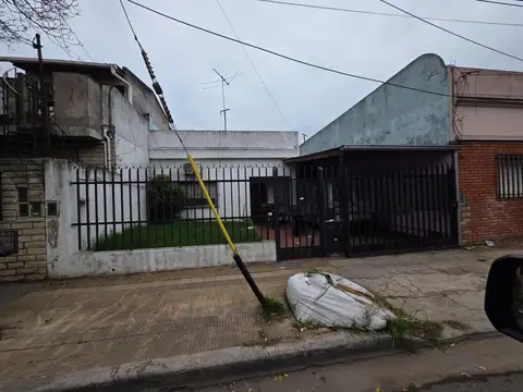 En Venta en Caseros Casa de 4 Ambientes Ideal Inversor Amplio Lote Sobre Av F: 10428