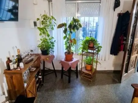 CASA CON AMPLIO PATIO Y GARAGE.  BARRIO PADRE JUAN. TOMA AUTO EN PARTE DE PAGO