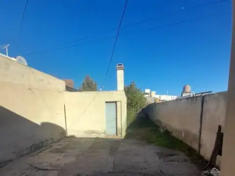 CASA CON AMPLIO PATIO Y GARAGE.  BARRIO PADRE JUAN. TOMA AUTO EN PARTE DE PAGO