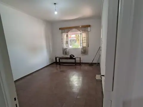 Casa 7 ambientes con 2 baños