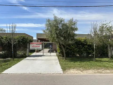 Casa en venta de 2 dormitorios, en barrio la campiña 3, zárate. con parque y galería. lote de 300m².