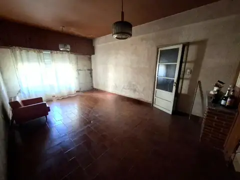 CASA DE 2 DORM., C/PATIO DELANTERO Y COCHERA CUBIERTA
