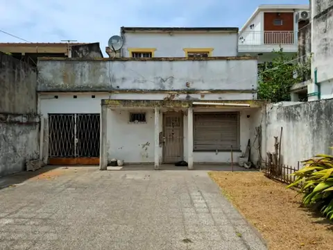 CASA DE 2 DORM., C/PATIO DELANTERO Y COCHERA CUBIERTA