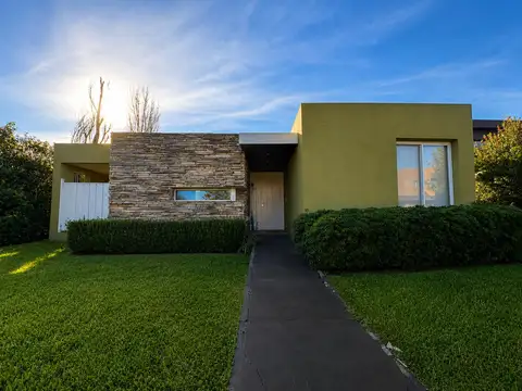 VENTA - Miraflores Funes Hills: Casa de dos dormitorios con galería, parrillero y pileta