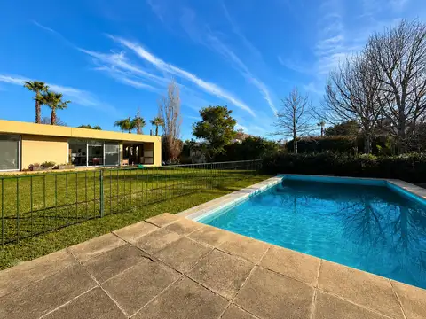 VENTA - Miraflores Funes Hills: Casa de dos dormitorios con galería, parrillero y pileta
