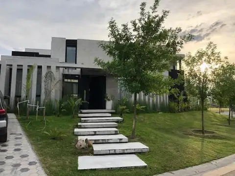 Casa de diseño en Castaños espectacular!!!