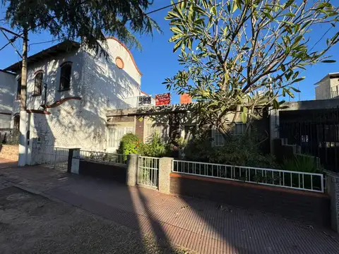 Casa en venta en Alberdi a dos cuadras de Bv. Rondeau y al lado del colegio San Ramòn.