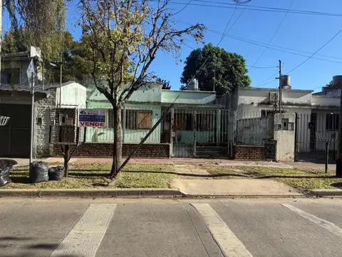 Casa de dos dormitorios con un amplio patio y parque