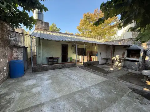 Casa de dos dormitorios con un amplio patio y parque