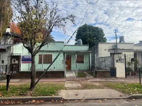 Casa de dos dormitorios con un amplio patio y parque