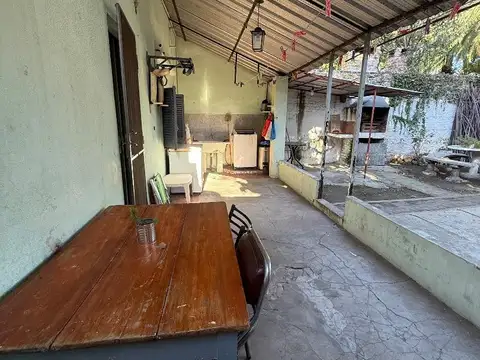 Casa de dos dormitorios con un amplio patio y parque