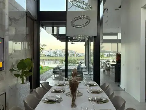 Casa en Alquiler con 3 cocheras