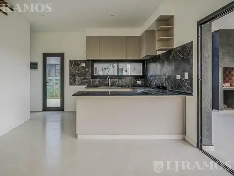 Casa en Venta con 4 cocheras