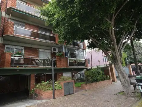 Departamento en alquiler, 2 ambientes con cochera. A metros de Av Santa Fe. Martínez.