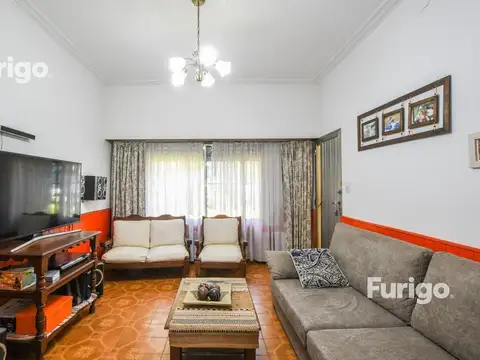Casa 10 ambientes con 2 baños