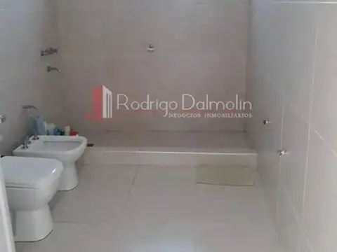 Casa en Venta con 4 cocheras