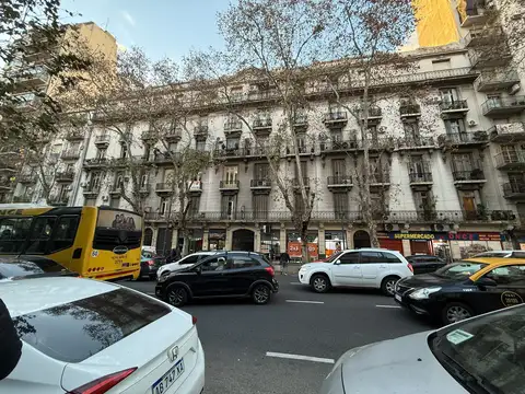 Venta departamento Semipiso al frente con Baulera Apto Profesional en Balvanera