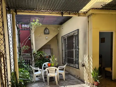 VENTA CASA 6 AMBIENTES CON GARAGE PATIO Y TZA. EN ESQUINA PARQUE AVELLANEDA