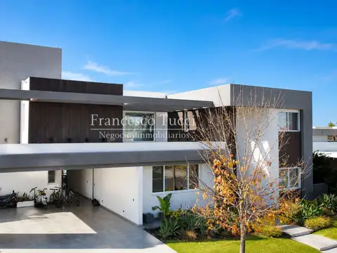 Casa 7 ambientes con 8 baños