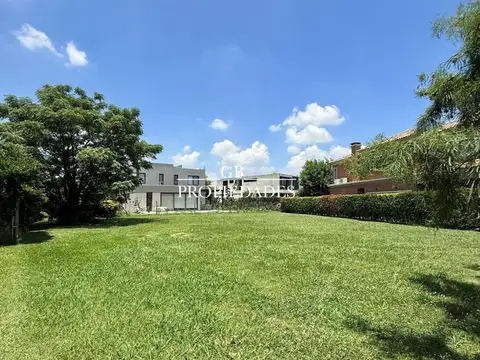 Ayres Plaza 100