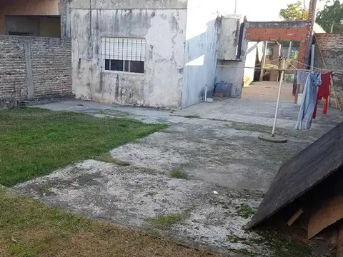 EXCELENTE PROPIEDAD UBICADA EN CASTELAR SUR DE 3 AMBIENTES