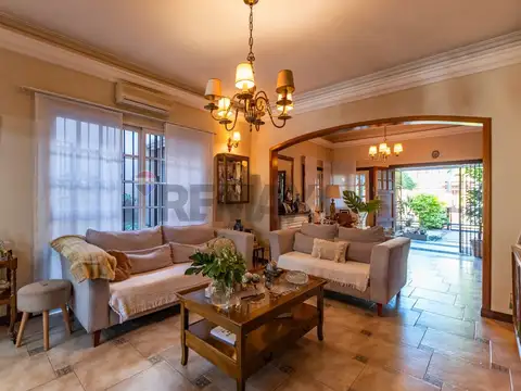 Imponente Casa en Castelar 4 ambientes