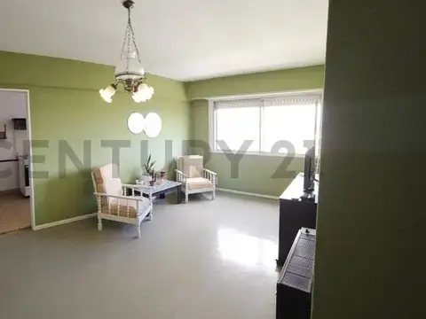 Departamento de 3 ambientes al frente con espacio de cochera en barrio Las Lilas