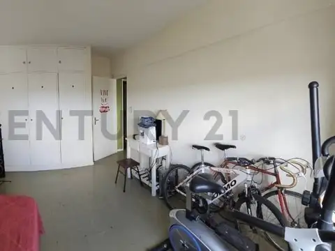 Departamento de 3 ambientes al frente con espacio de cochera en barrio Las Lilas