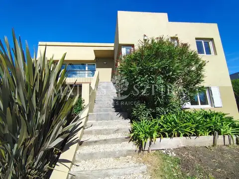 Casa 5 ambientes con 4 baños