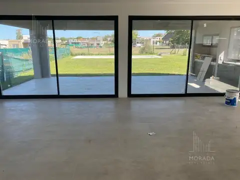 Casa en Alquiler con 2 cocheras