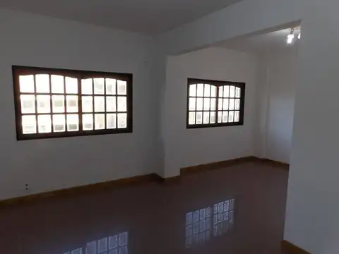 Oficina 5 ambientes con 2 baños