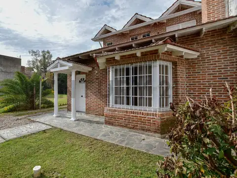 VENTA Casa 3 dormitorios con patio y cochera en City Bell.