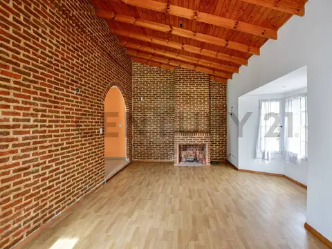 Casa 4 ambientes con 2 baños
