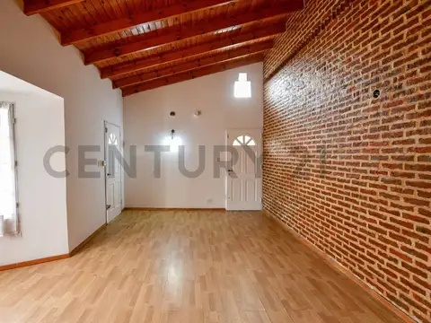 VENTA Casa 3 dormitorios con patio y cochera en City Bell.