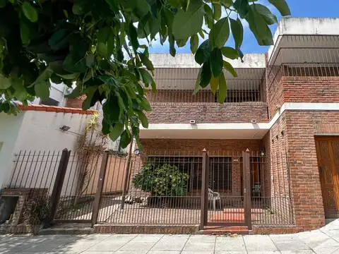 Casa en Haedo, cinco ambientes.