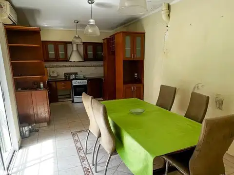 Casa 5 ambientes con 2 baños