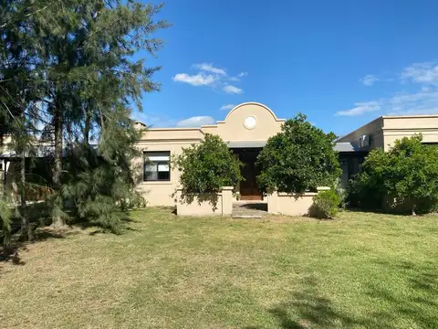 Elegante casa  estilo campo en venta  vista a cancha de polo