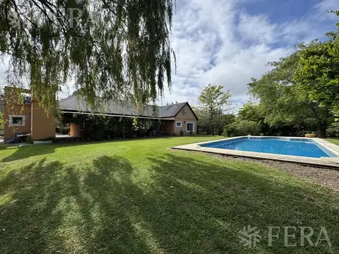 Venta de Casa 5 ambientes con piscina en Campos de Roca I