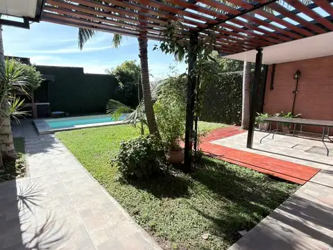 Casa 3 dormitorios, cochera, patio y pileta Paraná