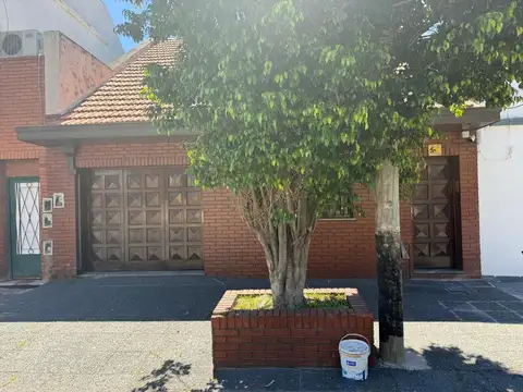 AMPLIA CASA 3 DORMITORIOS Y DEPCIAS JARDIN PISCINA QUINCHO