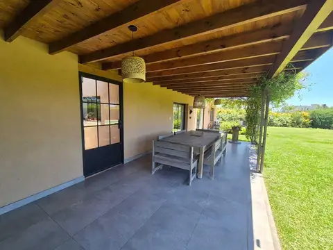 Casa en Alquiler con 1 cochera