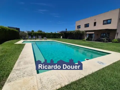 Casa  en Alquiler de verano con amplio jardín y pileta en El Cantón