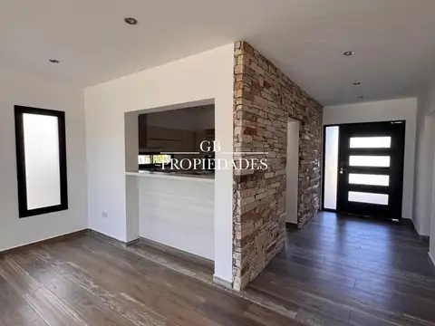 Casa 4 ambientes con 2 baños