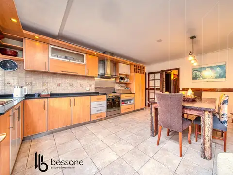 Casa 4 ambientes con 2 baños