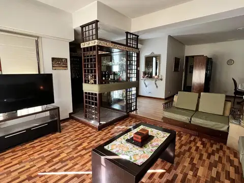 Chalet 6 ambientes con dependencia y garage doble