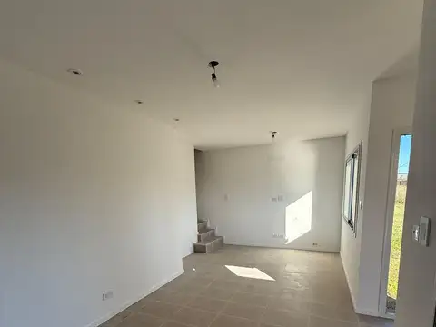 Casa 4 ambientes con 2 baños