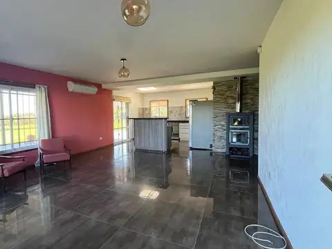 Casa 4 ambientes con 2 baños