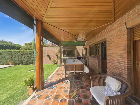 Casa 7 ambientes con 4 baños