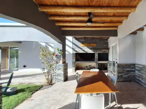 Casa 6 ambientes con 3 baños